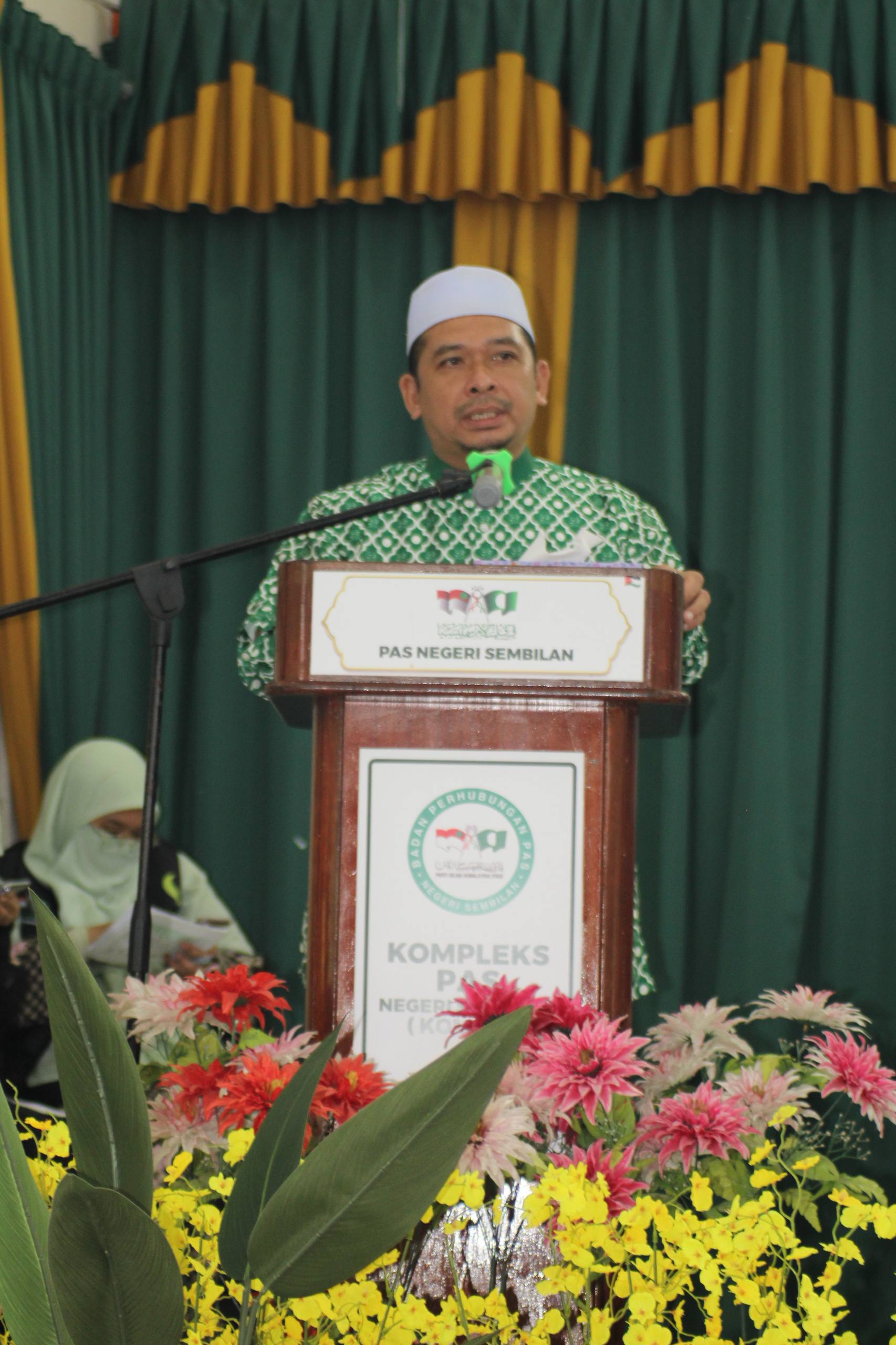 Ustaz Fairuz Isa bercakap di atas pentas
